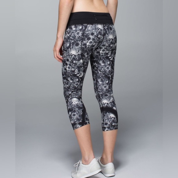 Lululemon Run Inspire Crop II in Flowabunga Black Angel Wing Size 10 - Picture 2 of 12